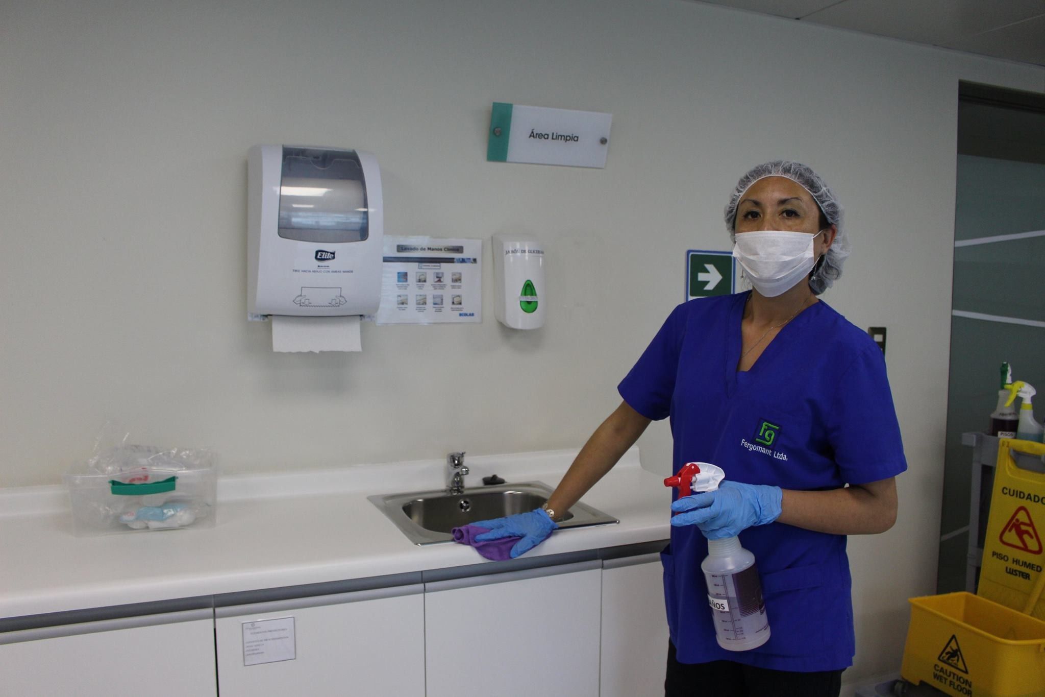 Operaria de Fergomant desinfectando un área limpia de un centro de salud